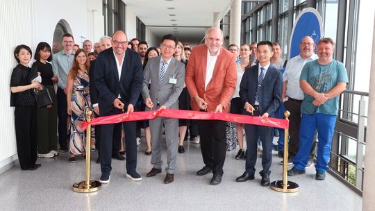 Dr. Alexander Wagner, CEO von Infraserv Höchst, Yiyang Huang, Generalkonsul der Volksrepublik China in Frankfurt am Main, Dr. Carsten Plüg, Leiter Innovation und Anwendung bei Susonity, und Fangchao Zhou, CEO von Chesir und Vorstandsmitglied der GNMI Group, bei der offiziellen Eröffnung des neuen Innovations- und Anwendungszentrums von Susonity im Industriepark Höchst in Frankfurt am 23. Juni 2026. (Bild:  Maik Reuß/ Susonity)