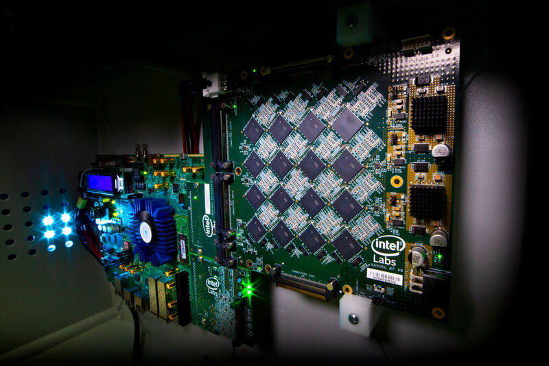 Eines der Nahuku-Boards von Intel, von denen jedes 8 bis 32 neuromorphe Intel Loihi-Chips enthält, ist hier mit einem Intel Arria 10 FPGA-Entwicklungskit verbunden. Poihoiki Beach besteht aus mehreren Nahuku-Boards und enthält 64 Loihi-Chips. Pohoiki Beach wurde im Juli 2019 vorgestellt.  (Intel Corporation)