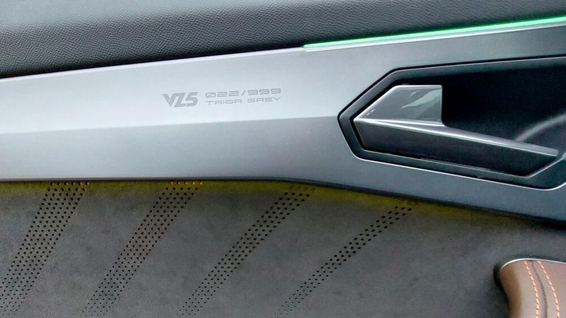7. Die Exklusivität: Die Sonderedition VZ5 Taiga Grey ist streng limitiert auf gerade einmal 999 Einheiten. Welche Seriennummer man genau besitzt, ist in der Türverkleidung per Lasertechnik eingraviert. Die Türen sind dank eines LED-Bands nachts beleuchtet. (Bild: Mauritz – »kfz-betrieb«)