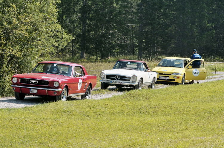 Stau vor der Zwischenprüfung: Ford Mustang (Baujahr 1966), Mercedes Benz SL Pagode (Baujahr 1967) und Ford Escort RS Cosworth.  (Zietz)