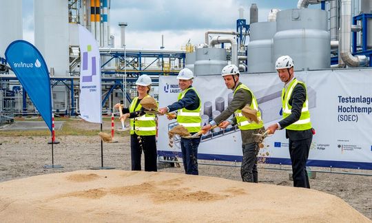 Foto von links: Anne Francken, Kaufmännische Geschäftsführerin BASF Infraservice & Solutions Lausitz, Jürgen Fuchs, Vorsitzender der Geschäftsführung BASF Infraservice & Solutions Lausitz, Nils Aldag, CEO Sunfire, Christian von Olshausen, CTO Sunfire. (Bild:  BASF Infraservice & Solutions Lausitz)