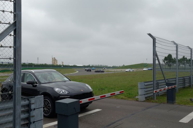 Die Reifen werden schon einmal warm gefahren. (Bild: IT-BUSINESS)