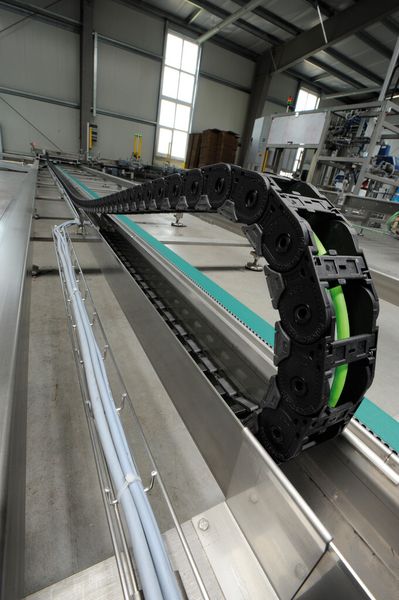 Die universell einsetzbaren, leisen Uniflex Advanced-Kunststoffketten meistern die langen Verfahrwege in gleitender Anordnung, hohen Verfahrgeschwindigkeiten und -beschleunigungen zuverlässig (Bild: Kabelschlepp)