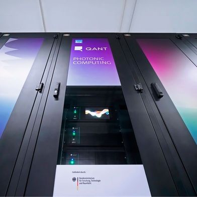 What once began after World War II with wardrobe-sized computers is now starting again in these dimensions as the most modern form of computing. At the Leibniz Computing Center (LZR) in Garching, the world's first photonic AI computer was launched ... (Image:Q.Ant)