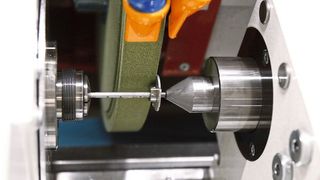 Blick in die Studer S21, die in der flexiblen Fertigungszelle (Flex Cell) ihren Dienst tut. Hier wird eine Prototypen-Komponente (Pumpen-Rotor aus Aluminium) präzisionsgeschliffen. Apropos Flexibilität: Auch Excenterschleifprozesse sind problemlos fertigbar.   (Bild: Matthias Böhm)