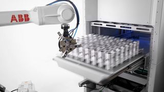 Blick in den Arbeitsraum eines Mitglieds der neuen Flexloader-Familie von ABB. Es handelt sich, wie es heißt, um „intelligente“ robotergestützte Beschickungssysteme für Werkzeugmaschinen für die Metallbearbeitung. (ABB)