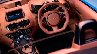 Den Vantage Roadster gibt es nur mit Automatikgetriebe. Ein Schalthebel ist deshalb nicht mehr nötig. Der Fahrmodus wird per Knopfdruck bestimmt. (Bild: Aston Martin)