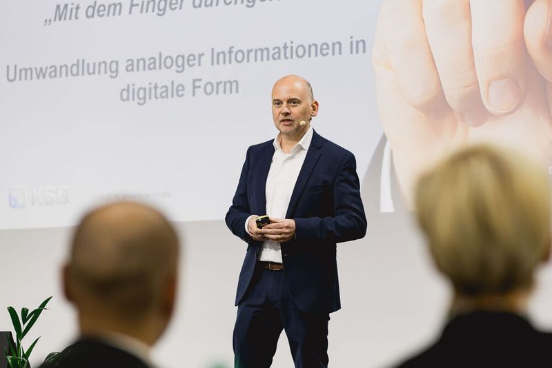 „Alles eine Frage der Digitalisierungsstrategie“ – Dr. Thomas Paulus zeigt, wie KSB mit dem Business Innovation Lab seine digitale Zukunft gestaltet und Kulturwandel, Design Thinking und Projekte vorantreibt. (Bild: Stefan Bausewein)