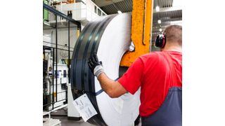 Das Vormaterial von Thyssenkrupp: 6000 t Stahl pro Jahr verarbeitet die Firma Jäkel aus Diemelstadt, einer der führenden Hersteller für Qualitäts-Maschinenmesser, davon, und fertigt daraus rund 2,8 Mio. Teile für die Landtechnik.

 (Jäkel/ J. Unkel)