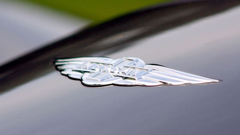 Das Logo der britischen Morgan Motor Company symbolisiert Schnelligkeit, britische Handwerkskunst und die Luftfahrtgeschichte. (Bild: SP-X/Mario Hommen)