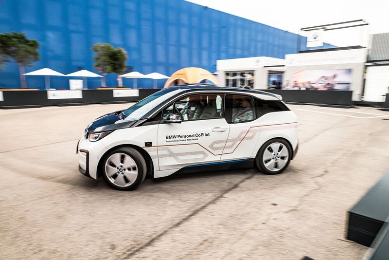 Der BMW i3 präsentiert sich auf einer Fläche so groß wie ein Volleyball-Feld als autonomes Vehikel, das fahrerlos seine Kreise zieht.  (BMW)