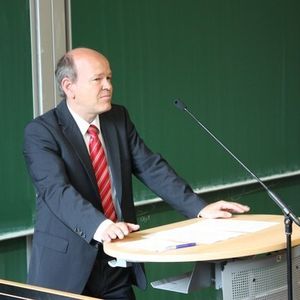 Dr. Burkhard Körner, Präsident des Bayerischen Landesamts für Verfassungsschutz bei seinem Vortrag an der Hochschule Augsburg: Das Internet als Mittel der Wirtschaftsspionage.