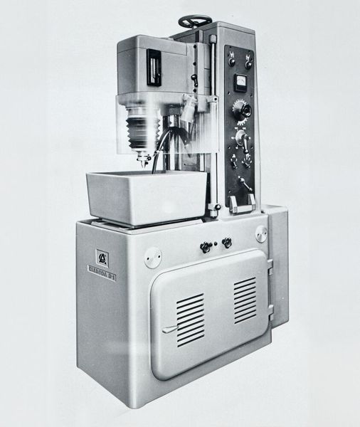 Les premières machines EDM (Electrical Discharge Machining). (Source : GF Machining Solutions)