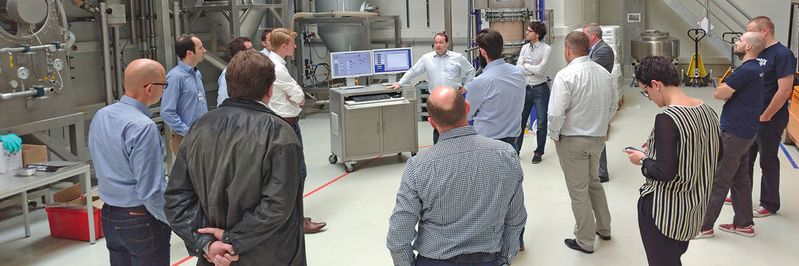 Ein Vertreter von Zeppelin erklärt die Fertigungsanlage für die Back- und Süßwarenproduktion. Aufmerksame Zuhörer sind die Vertreter der drei Softwareunternehmen.(Bild:  Oliver Thiel/Zeppelin)