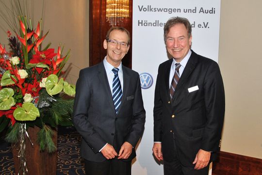 VW/Audi-Partnerverband: Der langjährige Verbandsvorsitzende Michael Lamlé (li.) übergibt das Amt an seinen Nachfolger Dirk Weddigen von Knapp – zum Vergrößern bitte klicken.(Foto:  von Maltzan)