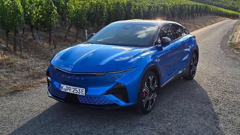 3. Das Fahrgefühl: Das Antriebslayout mit einem Elektromotor vorne und zwei Motoren hinten, die die Hinterräder unabhängig voneinander ansteuern, und die direkte Lenkung sorgen dafür, dass das recht schwere Crossover-Modell im Fahrverhalten tatsächlich ähnlich agil ist wie ein Sportwagen. Die aktive Drehmomentsteuerung leitet in Kurven in Millisekunden mehr Kraft an das kurvenäußere Hinterrad und trägt damit nicht nur zu einer hohen Kurvenstabilität bei, sondern sorgt auch dafür, dass sich das Fahrzeug bei widrigen Straßenverhältnissen stabil fährt. Die 295 kW/400 PS Leistung und das maximale Drehmoment von 661 Nm sind dabei mehr als ausreichend.    (Bild: Mauritz – VCG)