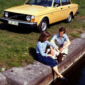 Der Volvo 240 folgte im Sommer 1974 auf den seit Sommer 1966 gebauten Volvo 140 und wurde bis Frühjahr 1993 gebaut, also fast 19 Jahre lang. Bei der Konzipierung flossen Erfahrungen aus dem Volvo Safety-Car VESC maßgeblich ein. Während der Bauzeit wurde die Modellreihe ständig weiterentwickelt und verfeinert. Der 240 überdauerte den ursprünglich als Nachfolger geplanten Volvo 740 um rund ein Jahr. (Bild:  Volvo)