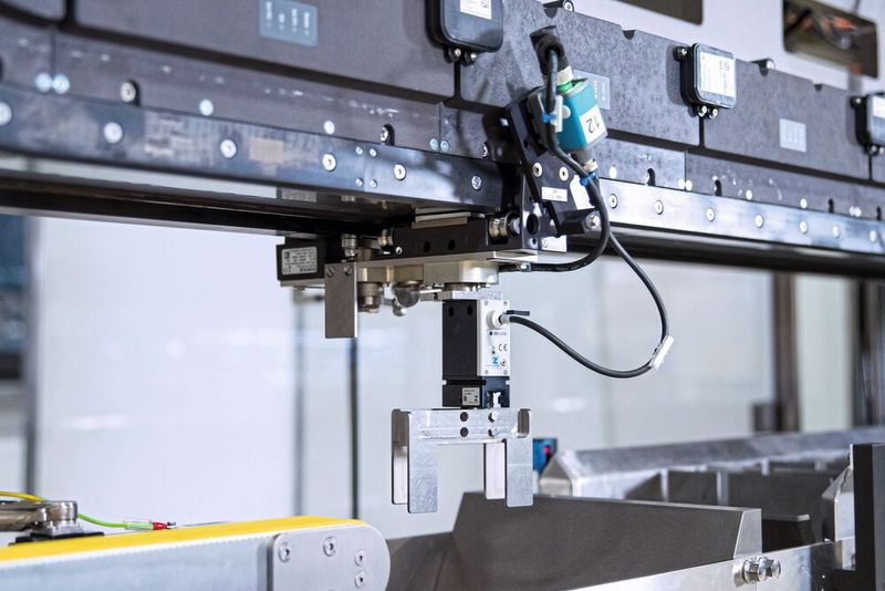 Bei einem Multi-Carrier-System der Rotzinger Pharma Pack bestand die Herausforderung darin, die 32 eingesetzen Greifer auf frei beweglichen Trägern zu installieren, ohne den reibungslosen Ablauf der Anlage durch zusätzliche Kabel zu behindern. (Bild: Rotzinger Pharmapack GmbH )