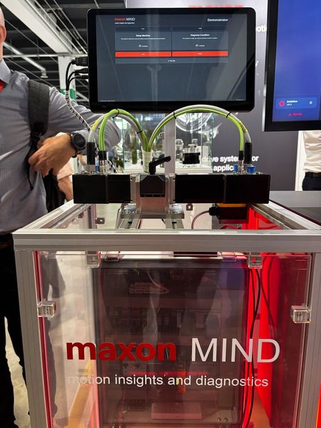 maxon Mind (motion insights and diagnostics) ist eine KI-basierte Lösung für Condition Monitoring und vorausschauende Wartung (Predictive Maintenance), bei der der Antriebsmotor als intelligenter Sensor genutzt wird. Anstelle zusätzlicher externer Messtechnik wertet das System Reglerdaten wie Strom, Drehzahl, Drehmoment, Temperatur und Vibration aus, die ohnehin während des Maschinenbetriebs anfallen. So lassen sich Verschleiss, Fehlfunktionen oder Abweichungen vom normalen Betriebszustand frühzeitig erkennen – noch bevor es zu ungeplanten Stillständen kommt. Die Anwendung ist bewusst einfach gehalten: Im Modus «Setup Machine» wird für neue Maschinen in rund acht Minuten ein KI-Modell trainiert, das deren spezifisches Betriebsverhalten lernt. Im Modus «Diagnose Condition» lässt sich der aktuelle Zustand einer bereits im Einsatz stehenden Maschine in nur einer Minute überprüfen. Ein übersichtliches Dashboard zeigt dabei einen Health Score sowie den Betriebsverlauf. (Bild: Jeremy Streiff)