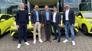Gemeinsamer Auftakt für die neue Partnerschaft zwischen Fischer Automobile und BYD (v. l.): Lutz Grütering (Head of Network Development, BYD), Patrick Schulz (Sales Director, BYD), Lars
Bialkowski (Country Manager BYD Deutschland), Igor Krauberger (Geschäftsführer Standort Neumarkt, Fischer Automobile) und Thomas Fischer (Inhaber und Geschäftsführer Fischer Automobile). (Bild: BYD)