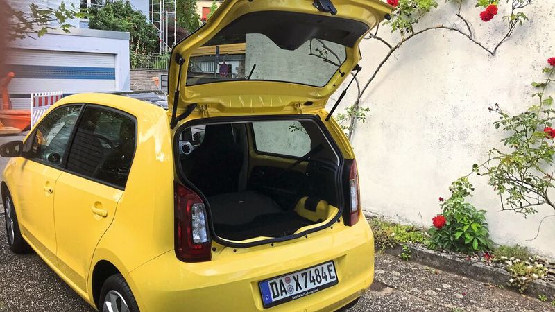 Der Citigo-E fährt rein elektrisch, der E-Antrieb ist aber mehr oder weniger in das altbekannte Modell hineinmontiert. (Bild: Grimm/»kfz-betrieb«)