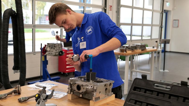Andreas Schnuck nahm außer Konkurrenz an dem Wettbewerb teil. Er durfte sich Wettkampfpraxis erarbeiten, da er als möglicher Teilnehmer für die Euroskills 2023 in Danzig im Beruf Nutzfahrzeugtechnik gilt. (Bild: Schmidt – autoFACHMANN)