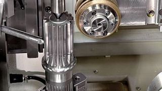 Eine typische Anwendung des diskontinuierlichen Profilschleifens in der Serie ist die Bearbeitung einer Sonnenradwelle.  Bild: Kapp (Archiv: Vogel Business Media)