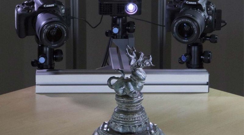 Forscher der Science Alliance aus Kaiserslautern präsentieren auf der CeBIT 2015 in Hannover, was uns in Zukunft das Leben erleichtern könnte – zum Beispiel einen 3D-Scanner im Eigenbau. Seit jeher ist die CeBIT in Hannover ein hervorragendes Podium für Hochschulen und Forschungsinstitute, um ihre Kompetenzen im IT-Umfeld zu demonstrieren. Und nicht umsonst gönnt sich die Messe mit „Research & Innovation“ eine eigene, in der Welt führende Forschungsplattform der IT-Branche. In Halle 9 trifft man in diesem Jahr auch die Forscher der Science Alliance, einem Zusammenschluss von dreizehn Forschungseinrichtungen aus Kaiserslautern, die auf gleich vier Ständen zeigen, was uns in Zukunft das Leben erleichtern wird.Dazu gehört auch die kurz vor der Marktreife stehende Software 3Digify, mit deren Hilfe sich einfach und kostengünstig ein vollwertiger 3D-Scanner konstruieren lässt. 3D-Scanner leisten beispielsweise beim Vermessen und Replizieren von Bauteilen oder Dokumentieren und digitalen Konservieren von Kulturgütern wertvolle Dienste. Entsprechende Systeme haben allerdings einen sehr hohen Anschaffungspreis und sind vor allem für Privatanwender kaum bezahlbar. 3Digify macht diese Technologie nun für jeden erschwinglich. Mit Hilfe der Software lassen sich aus handelsüblichen Kameras und Videoprojektoren ohne großen Aufwand hochwertige 3D-Scanner konstruieren. 3Digify übernimmt die Ansteuerung der Geräte und verarbeitet die entstehenden Daten. Die Auswahl der Geräte liegt beim Anwender – so lassen sich Scanner flexibel und kosteneffizient planen. (Bild und Text: Technische Universität Kaiserslautern)