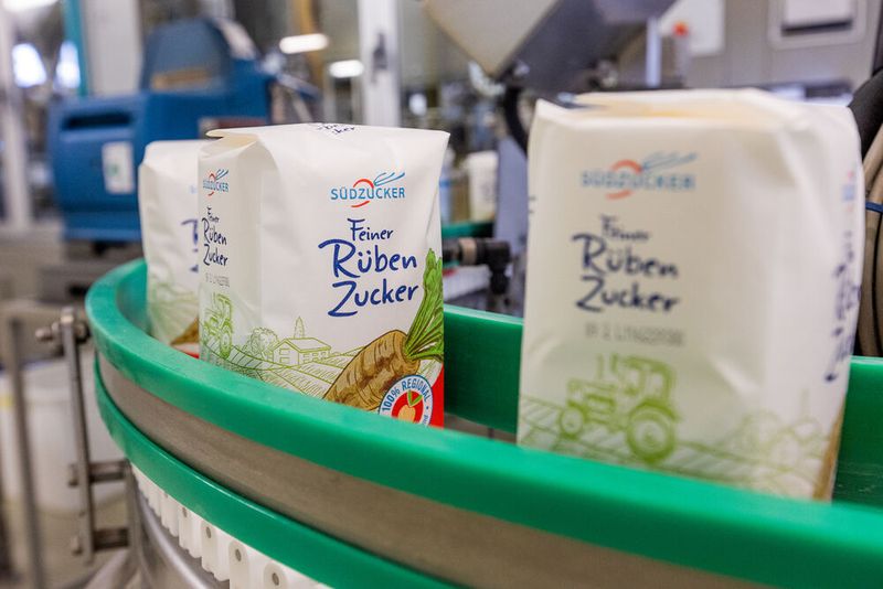 Süße Aussichten für Azubis: Südzucker sichert sich ebenfalls die Note 2,50. Leistung lohnt sich: Wer die Abschlussprüfung mit guter oder sehr guter Note besteht, erhält eine Sonderprämie. Zudem lockt der Zuckerproduzent mit 30 Tagen Urlaub und Gewinnbeteiligung schon in der Ausbildung. (Bild: Dennis Möbus / Südzucker)