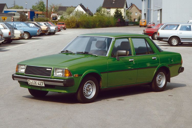 Aller Anfang war barock. Im Gegensatz zu den schnittigen Modellen der Neuzeit, waren die ersten Modelle (hier die Mittelklasse-Limousine 626) noch sehr konservativ. (Foto: Mazda)