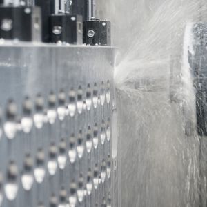 Das Bearbeitungszentrum Makino A92 mit einer Ladekapazität von 3 t bei der Fertigung einer Spritzgießwerkzeugplatte. Corvaglia Mould nutzt den bakterizidfreien Kühlschmierstoff Bonderite L-MR 71-7 von Henkel.