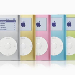 Der iPod mini, der am 20. Februar 2004 auf den Markt gekommen ist, hat alles, was Anwender am iPod liebten, in ein kleineres Design mit gerade einmal 103 g Gewicht gebracht.(Bild:  Apple)