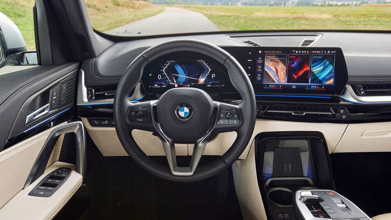 Das Cockpit und die Instrumentenanordnung sind bereits aus der 3er-Baureihe bekannt. (Bild: Autoren-Union Mobilität / BMW)