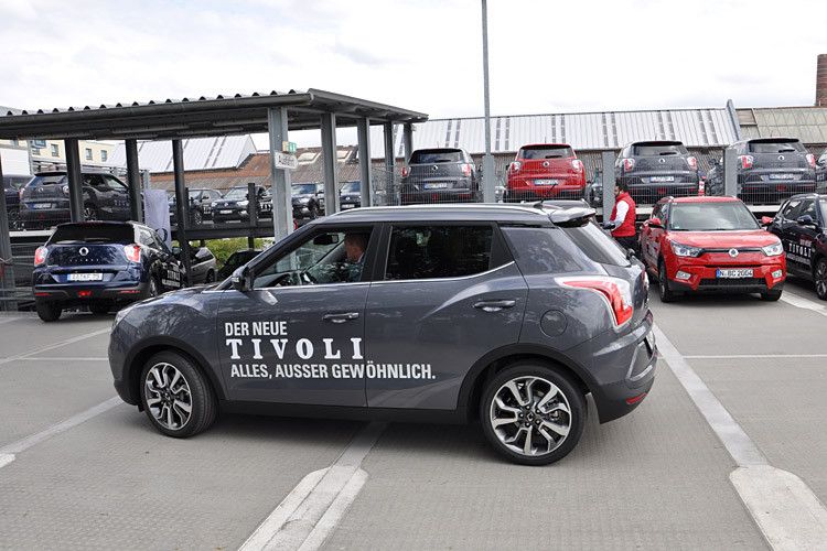 Im Parkhaus nahmen die Teilnehmer die Autos in Empfang. (Foto: Wehner)