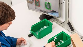 Das teilautomatisierte Montageassistenzsystem Monsiko stellen die Forscher des Fraunhofer-IPA an ihrem Stand auf der Hannover-Messe 2019 vor. (Fraunhofer-IPA)