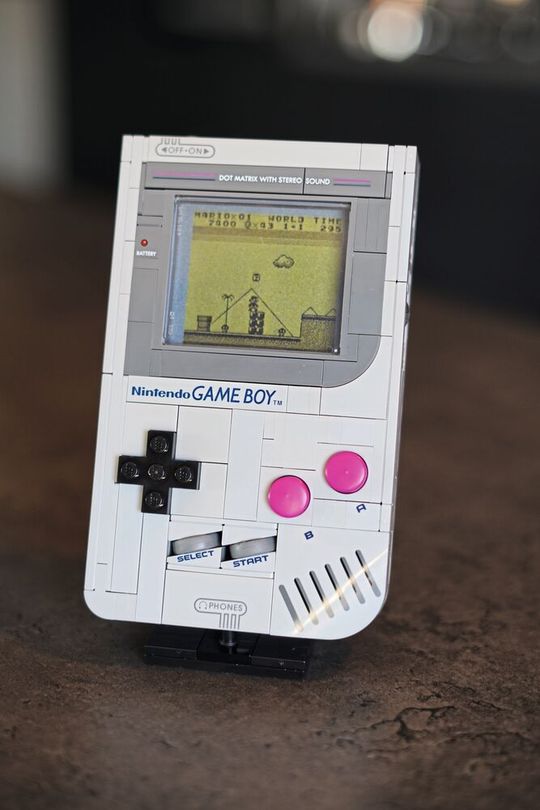 Hommage:  Lego brachte 2025 das Set 72046 heraus, welches die Game-Boy-Experience in 421 Teilen zurückbringen soll. Inzwischen gibt es Mods, die das Modell sogar spielbar machen.(Bild:  Michael Richter)