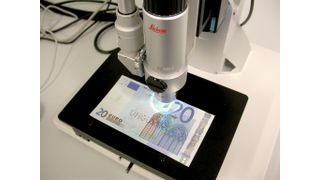 Abb. 1: Das Leica DVM5000 hilft mit hohen Vergrößerungen, flexiblen Zoom-Optiken und hoher Schärfentiefe bei der Analyse von Falschgeld.  (Bild: Deutsche Bundesbank)