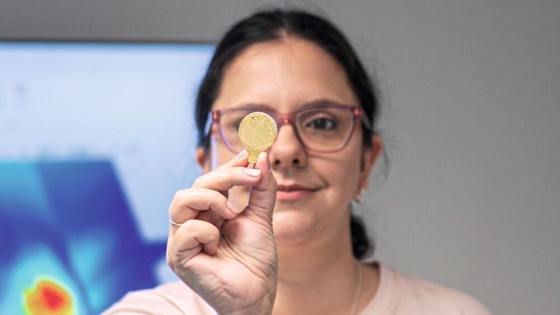 Lepto-CEO Elena Mavrona hält einen Terahertz-Filter hoch.(Bild:  Empa)