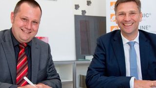 Organische PV-Module: Georg Stawowy (re.), Lapp, und Dr. Ralph Pätzold, Belectric OPV, unterzeichneten am Produktionsstandort von Belectric OPV in Kitzingen einen Vertrag zur Zusammenarbeit. (Ian Georg Strohbücker / LAPP GROUP)