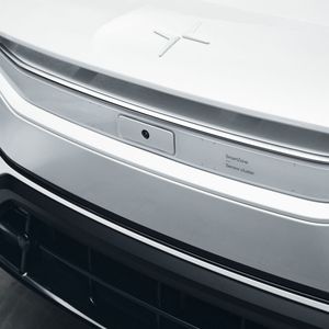 In der sogenannten „SmartZone“ kombiniert Polestar die Radargeräte und Kameras, mit denen sich die Assistenzsysteme des Autos in Fahrtrichtung orientieren.(Bild:  Polestar)