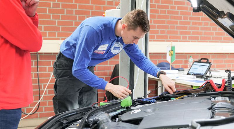 Justin-André Müller aus Sachsen auf der Suche nach Fehlern in der Beleuchtungsanlage eines Mercedes E300. (Bild: Schmidt - VCG)