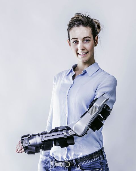 Aktiv angetriebene Armorthese: eine Art Außenskelett, das die Arbeit von Muskeln und Sehnen übernimmt. (Bild: Fraunhofer IPA)