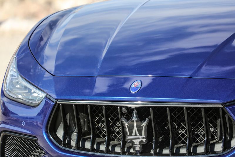 Am Kühlergrill prangt der bekannte Dreizack. (Bild: Maserati)