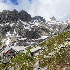 Gelmerhütte der Sektion Brugg des Schweizer  Alpen-Clubs auf  2412 m ü. M. 