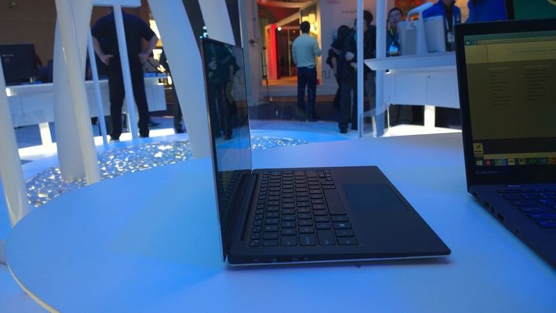 Das Gehäuse besteht beim Dell XPS 13 aus Aluminium, die Handballenablage unter der beleuchteten Tastatur aus Karbonfasern. Daher wiegt das Ultrabook nur 1,26 kg. (Bild: IT-Business)
