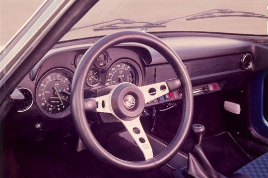 Auch der Innenraum bzw. die Armaturentafel waren konsequent auf die Bedürfnisse des Rennsports abgestimmt. (Foto: Renault)