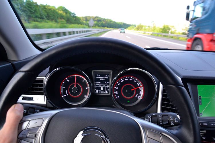 Die angegebene Höchstgeschwindigkeit des Tivoli beträgt 172 km/h. (Michel / »kfz-betrieb«)