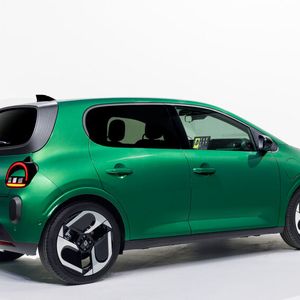 Die bei der Studie noch versteckten Griffe der Fondtüren haben es leider nicht in die Serie geschafft.(Bild:  Renault)