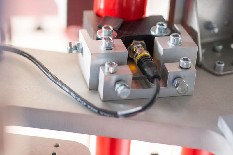 Der induktive Sensor Bi4-M12-AP6X schaltet, wenn ein Aluminiumrohr aufliegt (Turck)