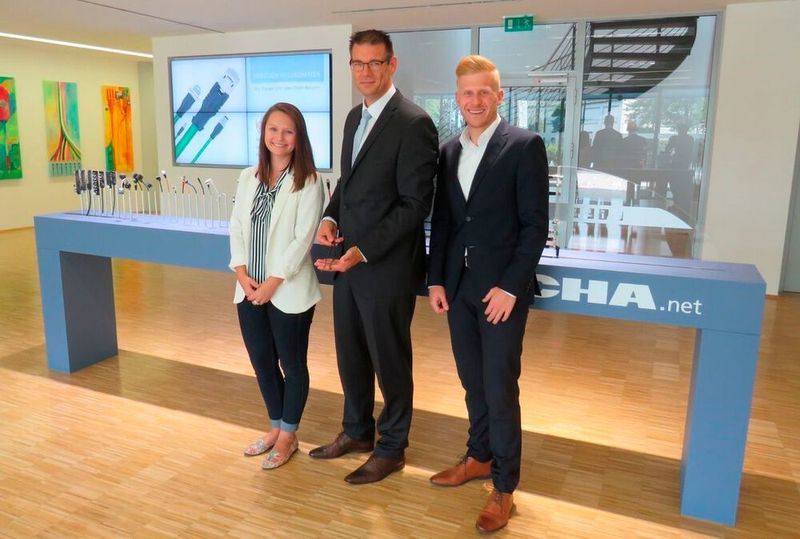 Gemeinsam arbeiten Igus und Escha an neuen Leitungs-Lösungen für die Bahntechnik: Katharina Esch, Produktmanagerin Chainflex Leitungen bei Igus, Andreas Muckes Leiter Produktmanagement Chainflex Leitungen bei Igus und Marc Seeländer, Branchenspezialist bei Escha (v.l.n.r).  (Igus)